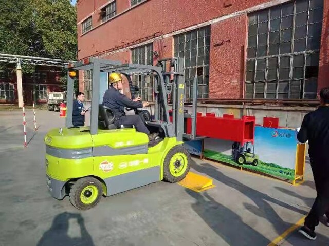 中國一拖第六屆職工技術(shù)運(yùn)動(dòng)會(huì)叉車技能大比武