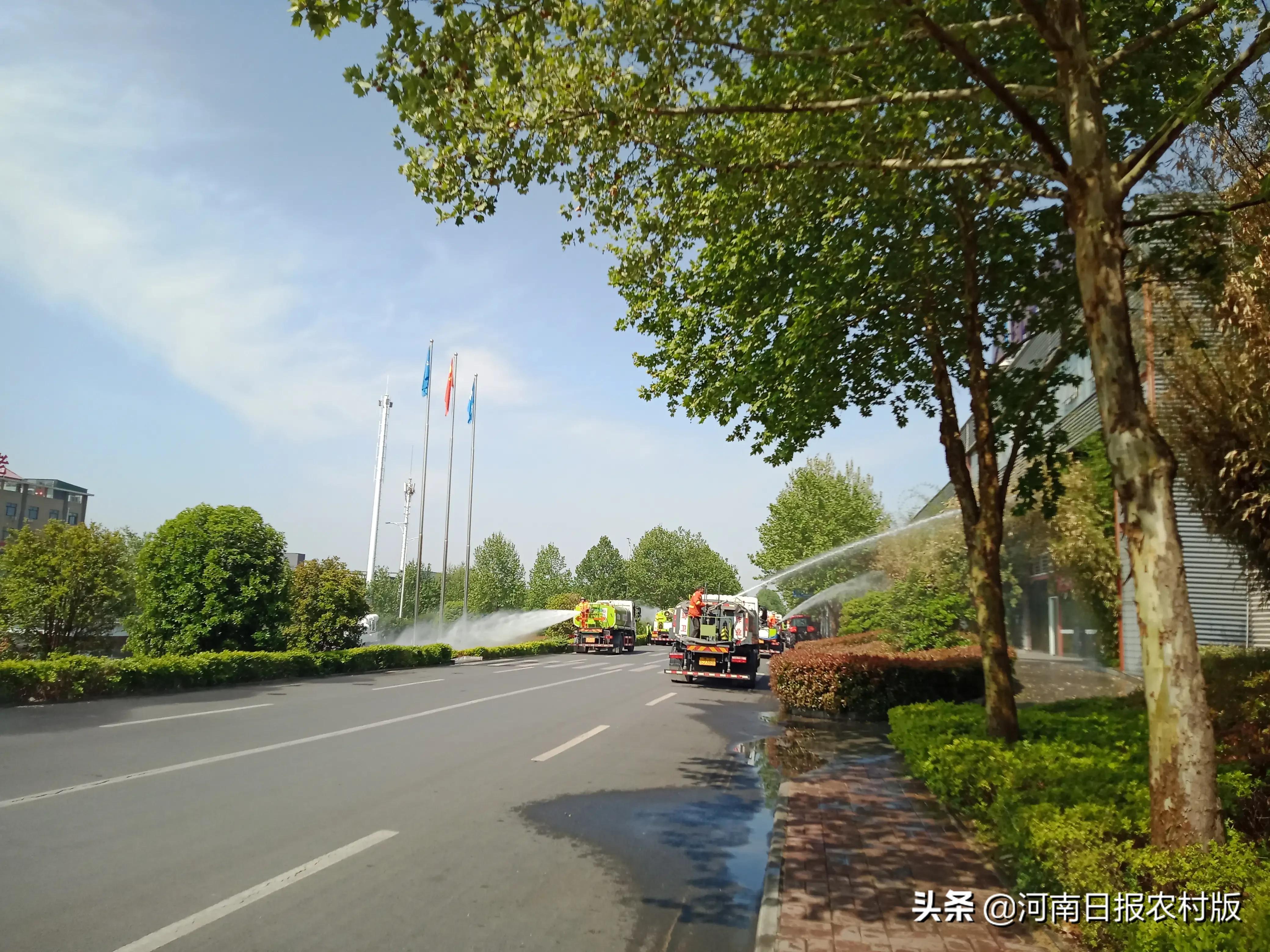 筑牢防疫屏障！“東方紅”大型環(huán)衛(wèi)車助力大輪拖廠區(qū)衛(wèi)生環(huán)境優(yōu)化